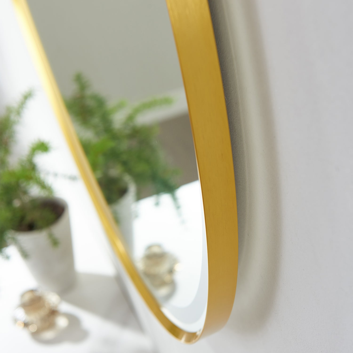 Vinnova Campobasso Round LED Lighted Accent Bathroom/Vanity Wall Mirror